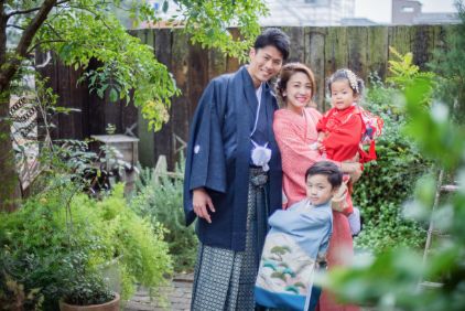 七五三の衣装をきた家族