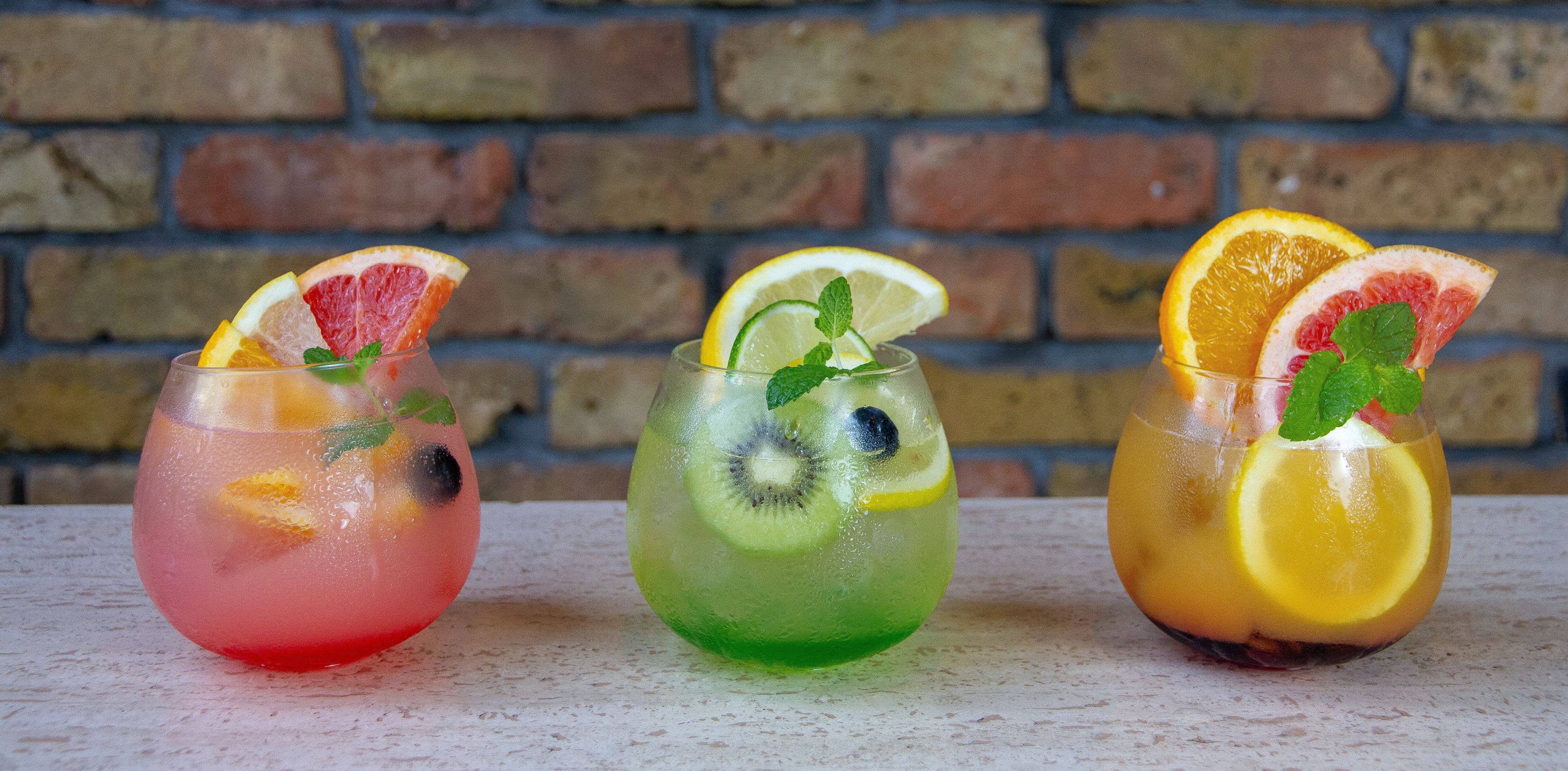 ホットラテドリンクとドライフラワーのイメージ