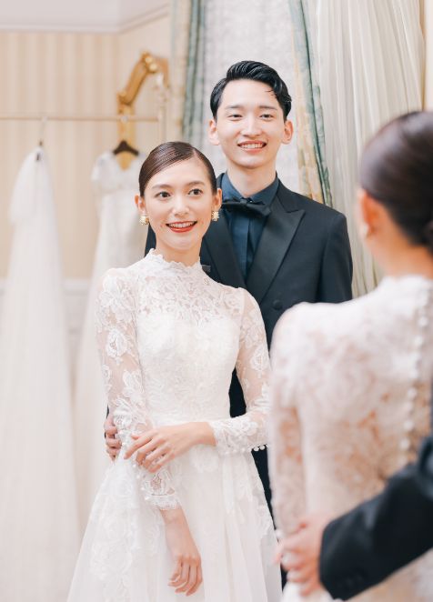 鏡越しにドレスチェックする新郎新婦