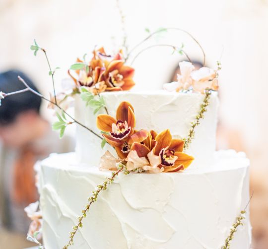 オレンジブラウンのお花ののったウエディングケーキ