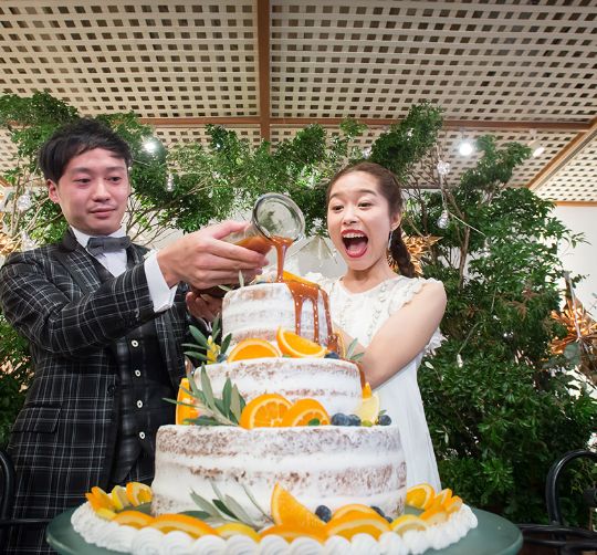 キャラメルソース掛けをする新郎新婦