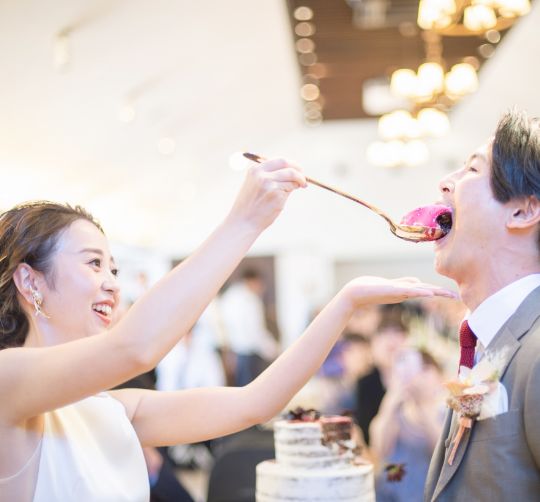 ファーストバイトをする新郎新婦