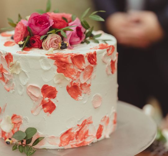 バラの花がのったウエディングケーキ