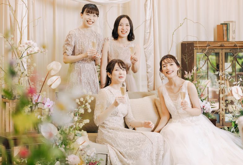 ソファに座る花嫁と集まる友達