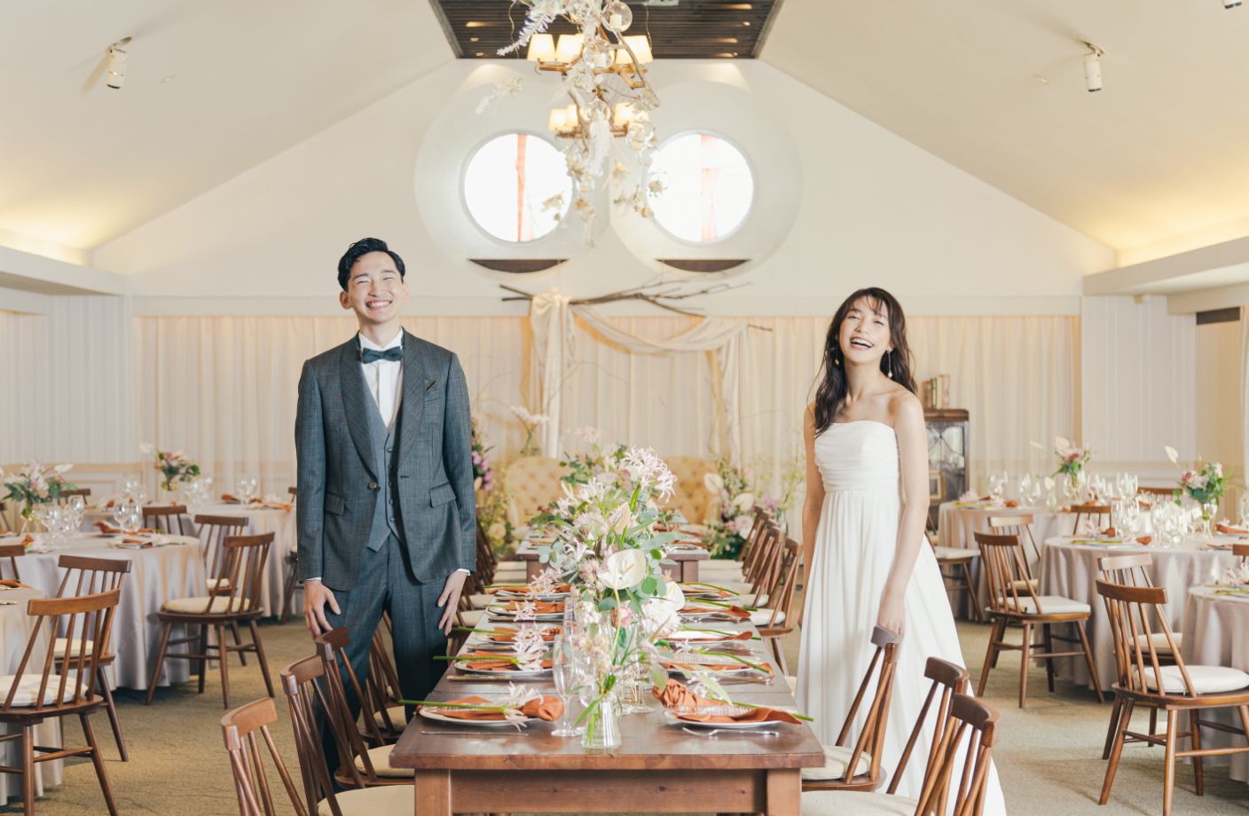 バンケットで立っている笑顔の新郎新婦