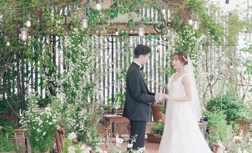 ガーデンチャペルで指輪交換をする新郎新婦