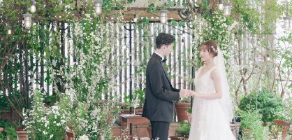ガーデンチャペルで指輪交換をする新郎新婦