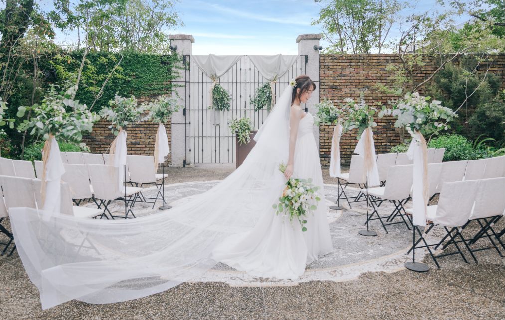 ダブルリングに一人でたつ新婦