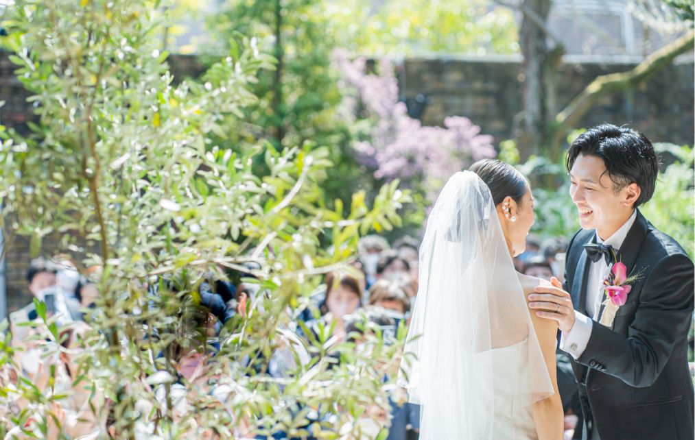 緑にあふれた人前式をする新郎新婦
