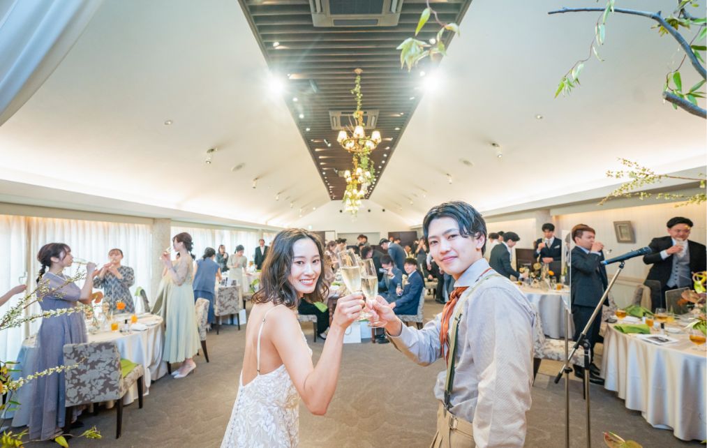 乾杯する新郎新婦とゲスト