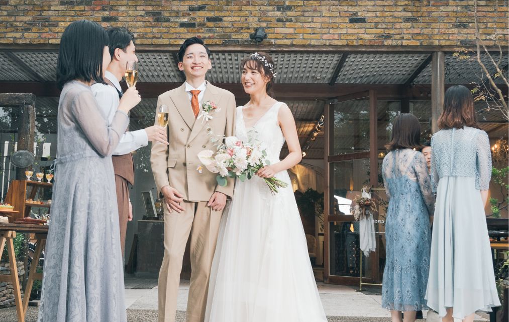 1Fガーデンでゲストと話す新郎新婦