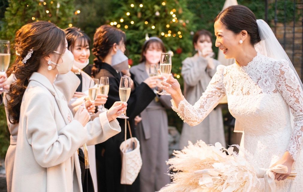ガーデンでゲストと乾杯する新婦