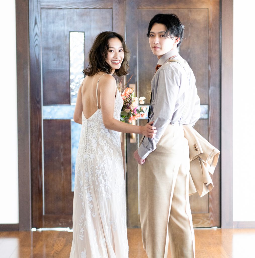 2Fロビーで振り向く新郎新婦