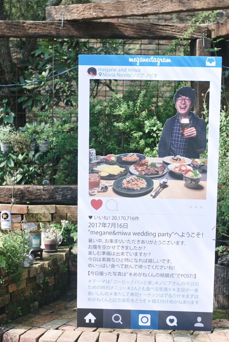 お二人の食卓にいるかのように写真が撮れるインスタパネル。ゲストの皆様もビール缶とめがねで、めがねくん風に♪