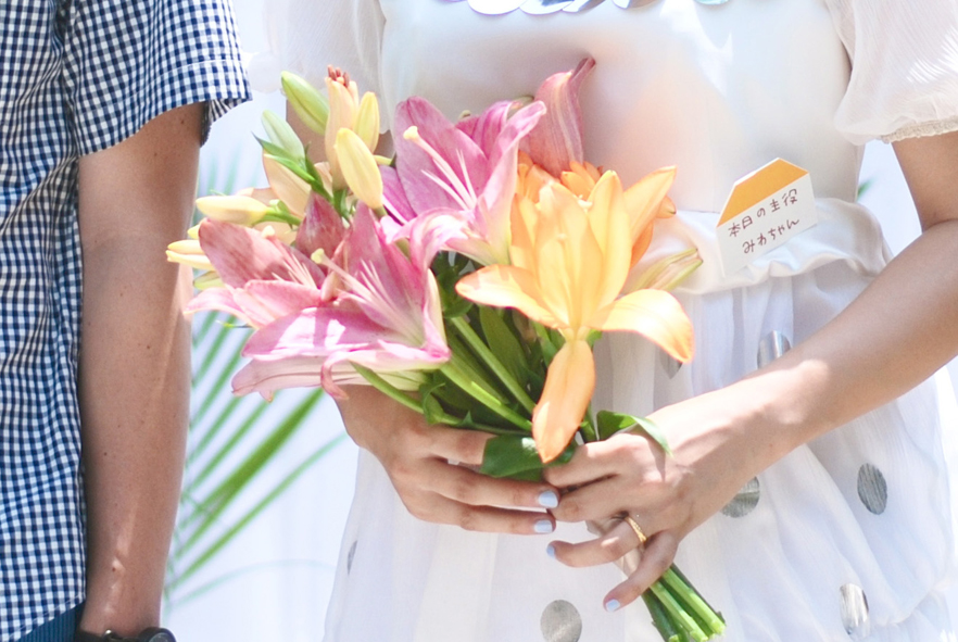新婦様の手には、ユリのブーケ。お付き合いが始まる前、新郎様がプレゼントしたそう。