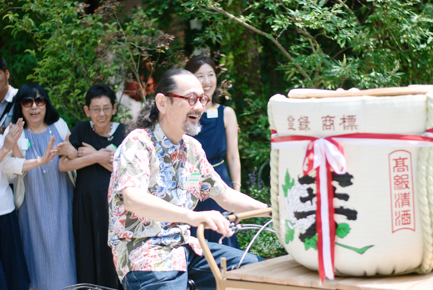 新婦様がしてみたかった鏡開き。 酒樽はお父様が自転車に乗せて登場♪