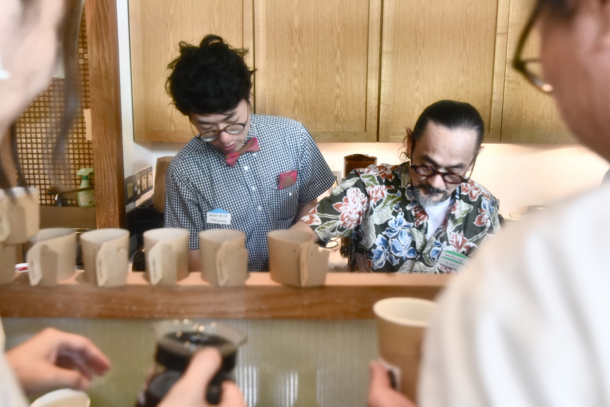 デザートビュッフェにあわせて、マスターであるお父様と新郎様からコーヒーサーブ。