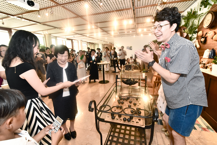 ビンゴの景品には新婦様の愛用する料理グッズや食材、お二人が目をつけているものなど。
