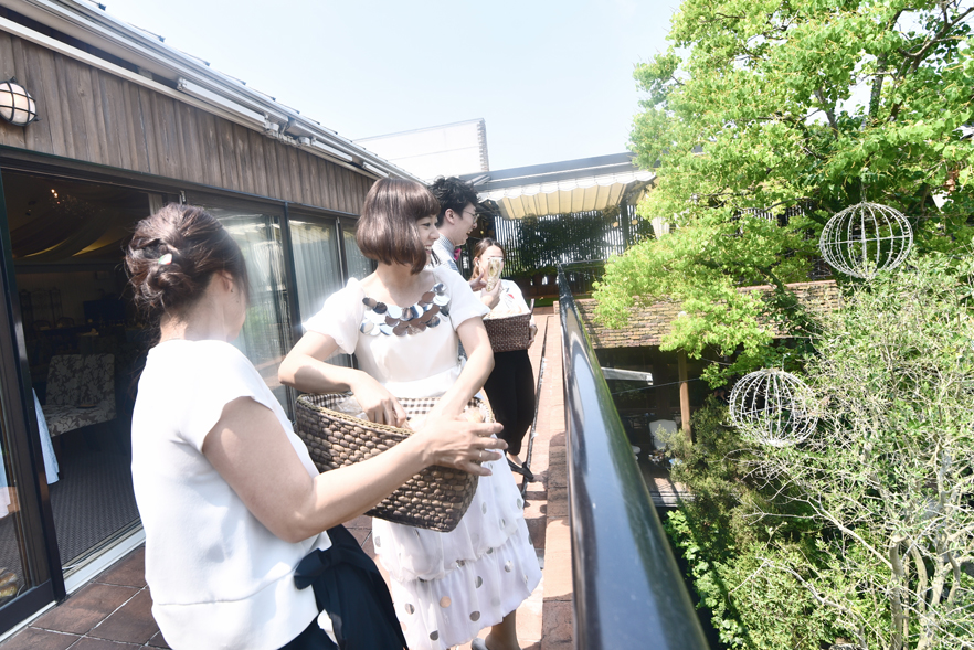 パーティーのラストには、2階からブーケトスならぬパン＆ベーグルトス。もちろん全て、オーバッシュのもの♡
