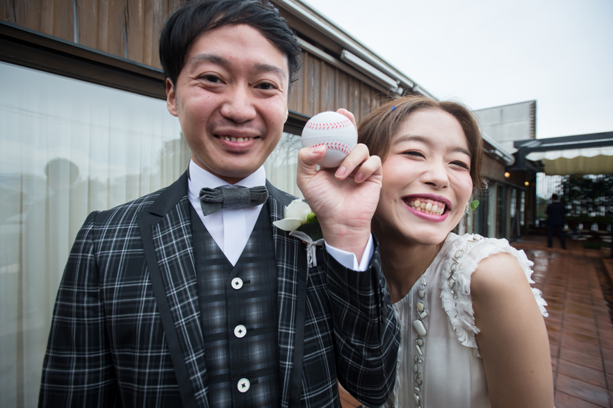 雨もあがり、ガーデンでのイベント。野球をしていた新郎様からの野球ボールトス。