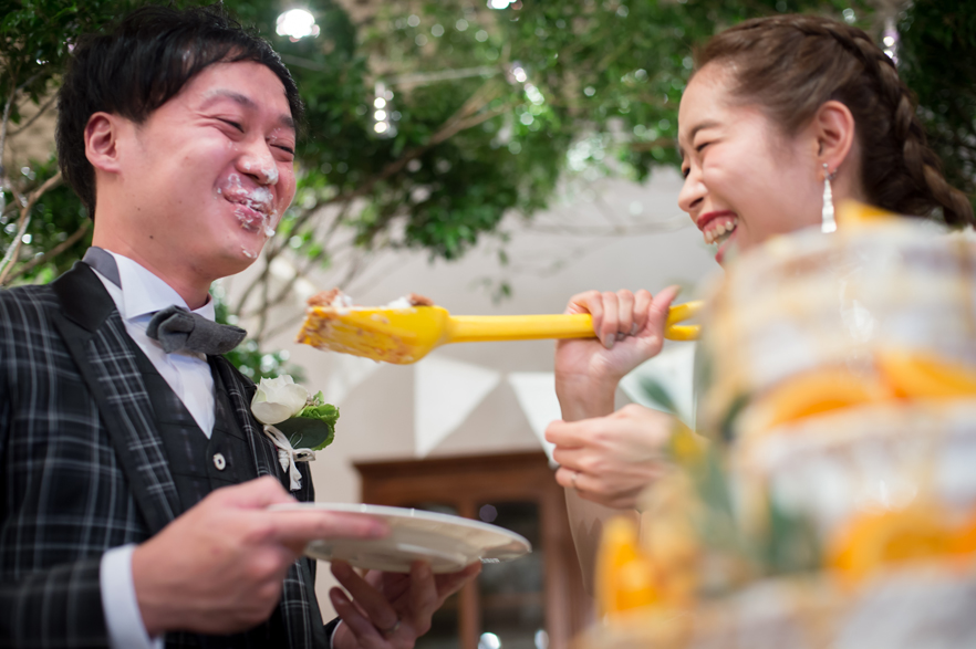 新郎様へのファーストバイトは、新婦様が用意した可愛い黄色のスコップ！