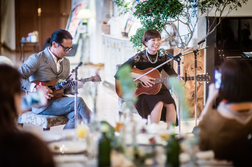 新婦妹様、新婦お父様ご友人様から、お二人へサプライズプレゼント。