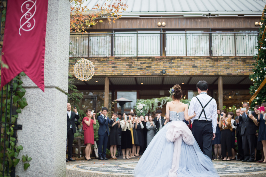 正面玄関の門から再入場。ゲストは新郎新婦様に釘付け♡