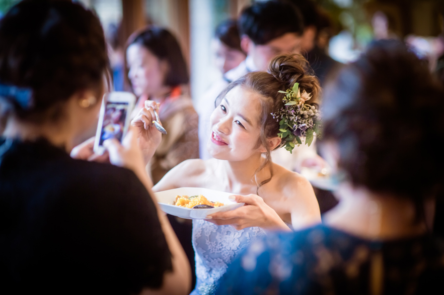 実演料理を食べながら、ゲストと 過ごす時間を楽しみました。
