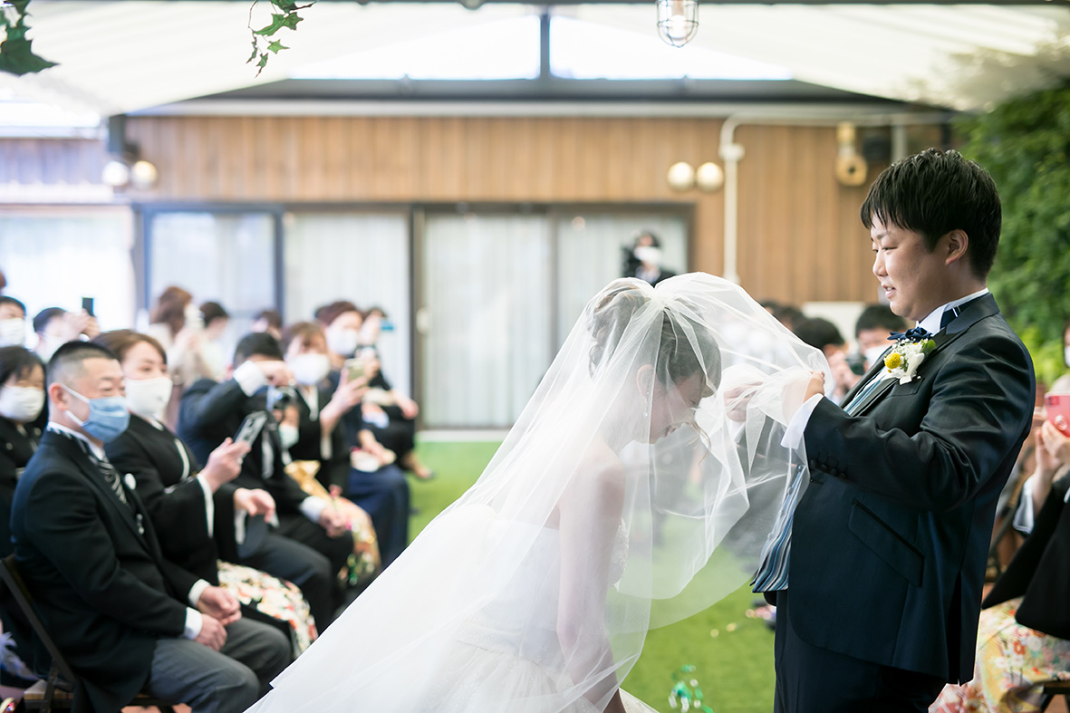 挙式会場ではゆっくりと間隔をあけてお座りいただいております