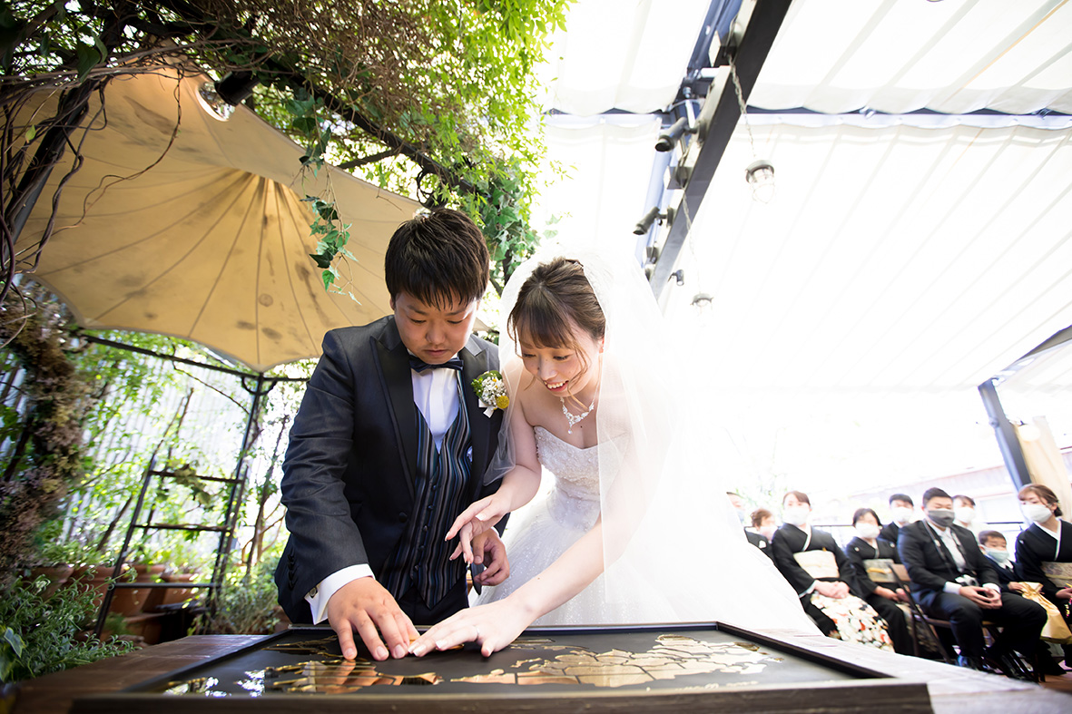 新郎新婦がブロックをはめ込んで証明書完成！！