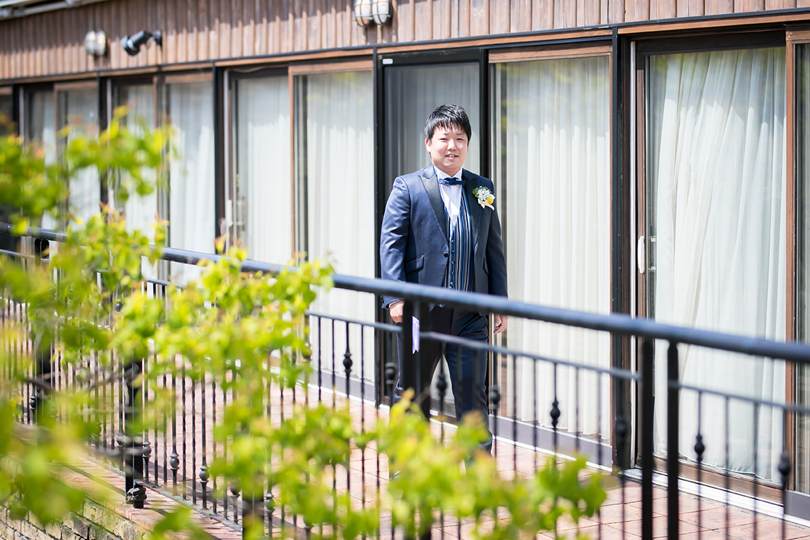 人前式の始まりは緊張した面持ちで新郎のご入場から