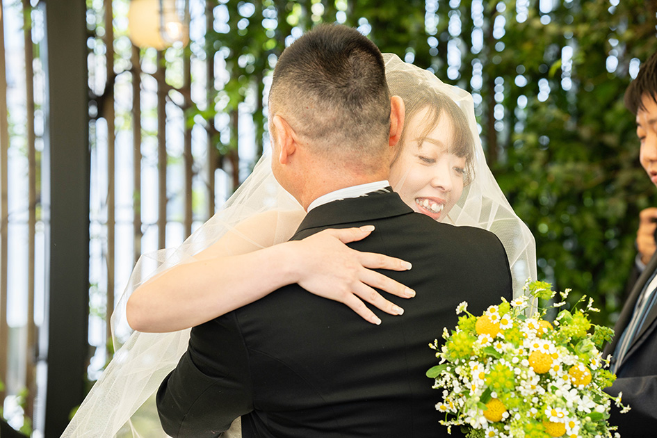 新婦とお父様のハグに会場は温かい空気に包まれました