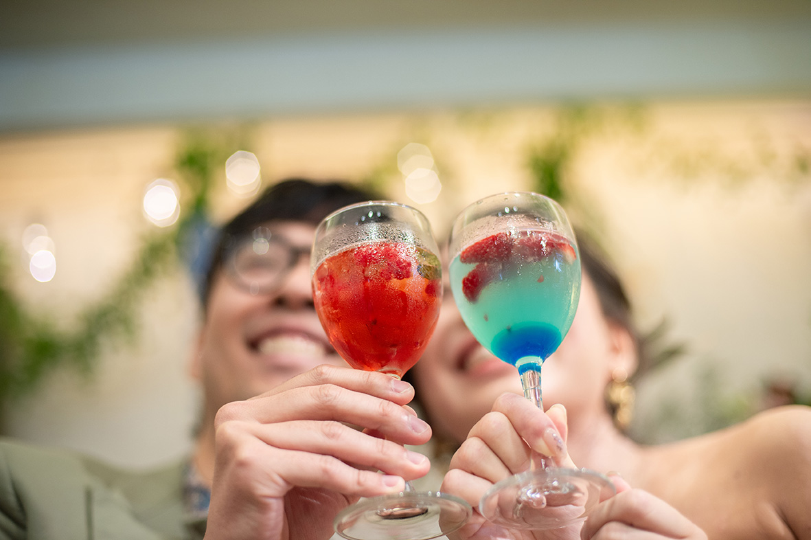 新郎新婦様が勤めているそれぞれの会社のコーポレートカラーを表現したオリジナルドリンク。お二人の会社愛に参列していた職場の方たちも大喜び。