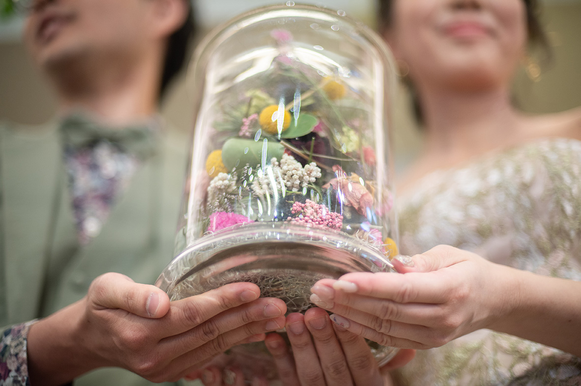 ゲストの手によって完成されたフラワーボトル。結婚式後は新郎新婦様のお家へ。 瓶の中には忘れられない思い出も一緒に詰まっています♡