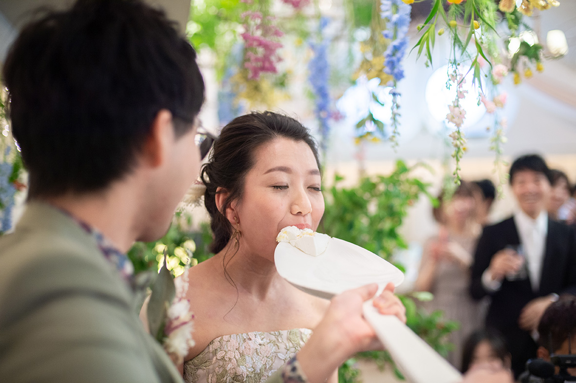 お二人は「新郎様が料理担当」「新婦様が食べる担当」ということで、新婦様にBIGスプーンでバイト♡