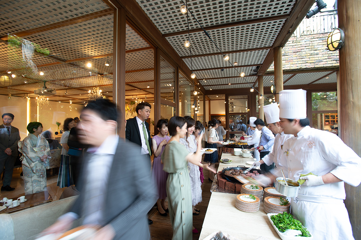 1階へフロアチェンジし、実演料理がスタート！「お肉が柔らかい～」とゲストのほっぺが思わず落ちる美味しさでした。