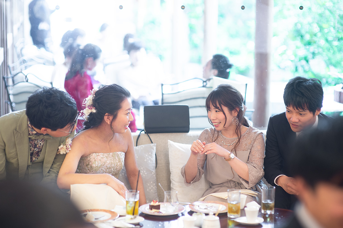 自由席のゲストテーブルを一つずつ回って、ゆっくりとおしゃべり。 新郎新婦様も一緒に食事を楽しみました。