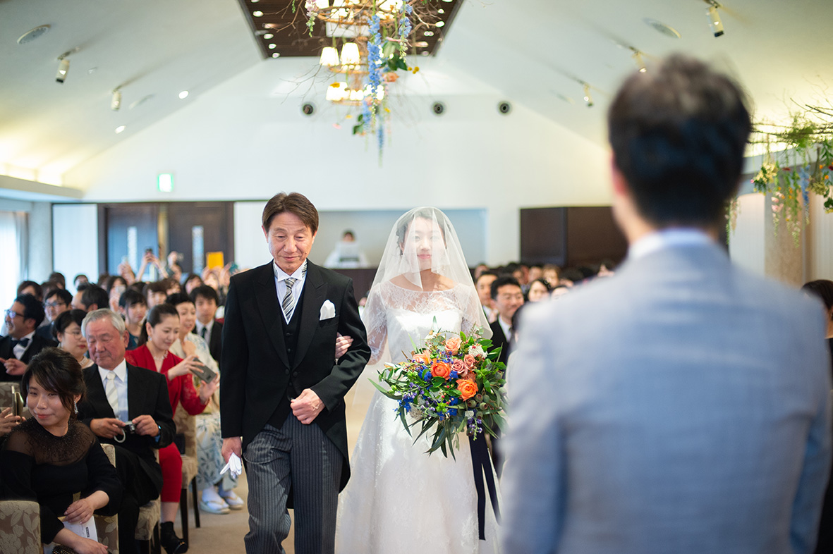 新婦お父様との入場シーンは、パーティーの楽しい雰囲気から一転、厳かな空気感に包まれました。