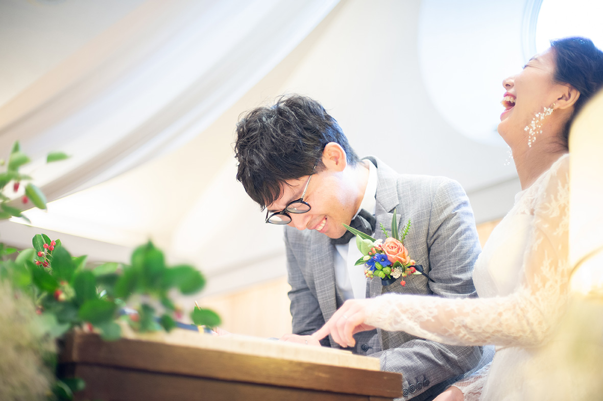 結婚証明書へのサインのシーン。 緊張のあまり挙式日の欄に自身の誕生日の日付を書いてしまった新郎様！思わず新婦様も爆笑です。