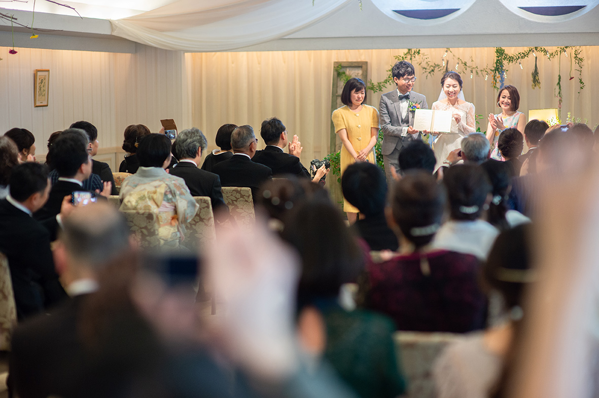 お二人のキューピットになった、職場の先輩・上司をサプライズで呼び、承認欄にサインをしてもらいました。