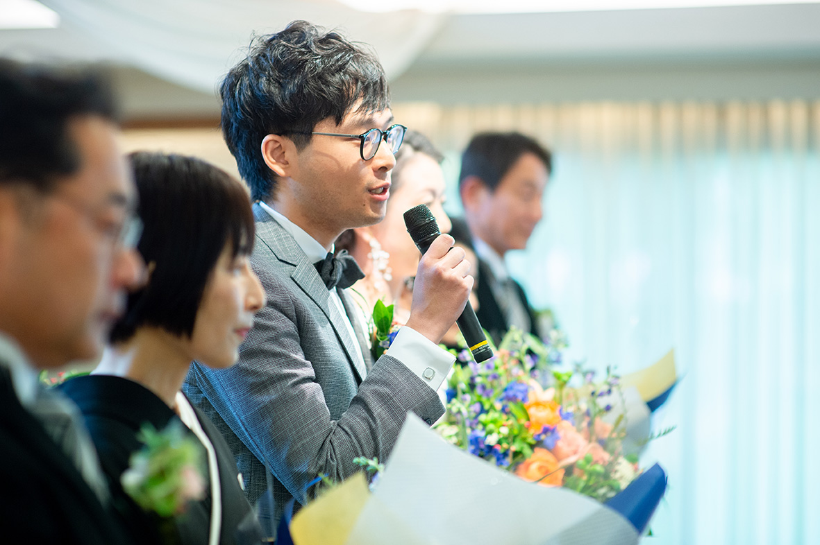 新郎謝辞では「華やかな皆様のおかげで、屋内ではありますがノビアノビオに虹がかかりました」という一言が。あいにくの雨天を吹き飛ばす素敵なスピーチでした。