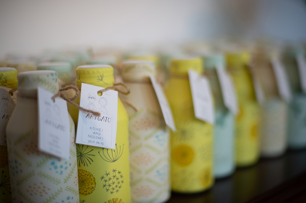 送賓の際のプチギフトは、こだわりのオーガニック麦茶。新婦様手作りの「ARIGATOタグ」を添えて♡