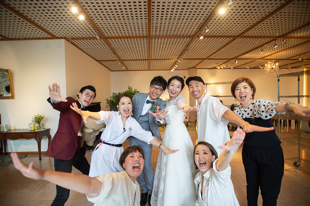パーティーを一緒に創りあげたスタッフたちと記念撮影！チーム一丸でプロデュースした結婚式となりました。