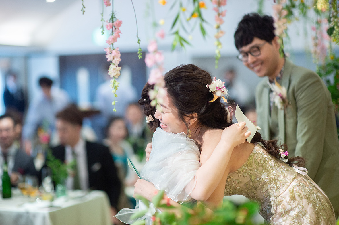 友人スピーチでは感情がこみあげ、新婦様もご友人様も涙。スピーチ後に温かいハグで友情が深まりました。