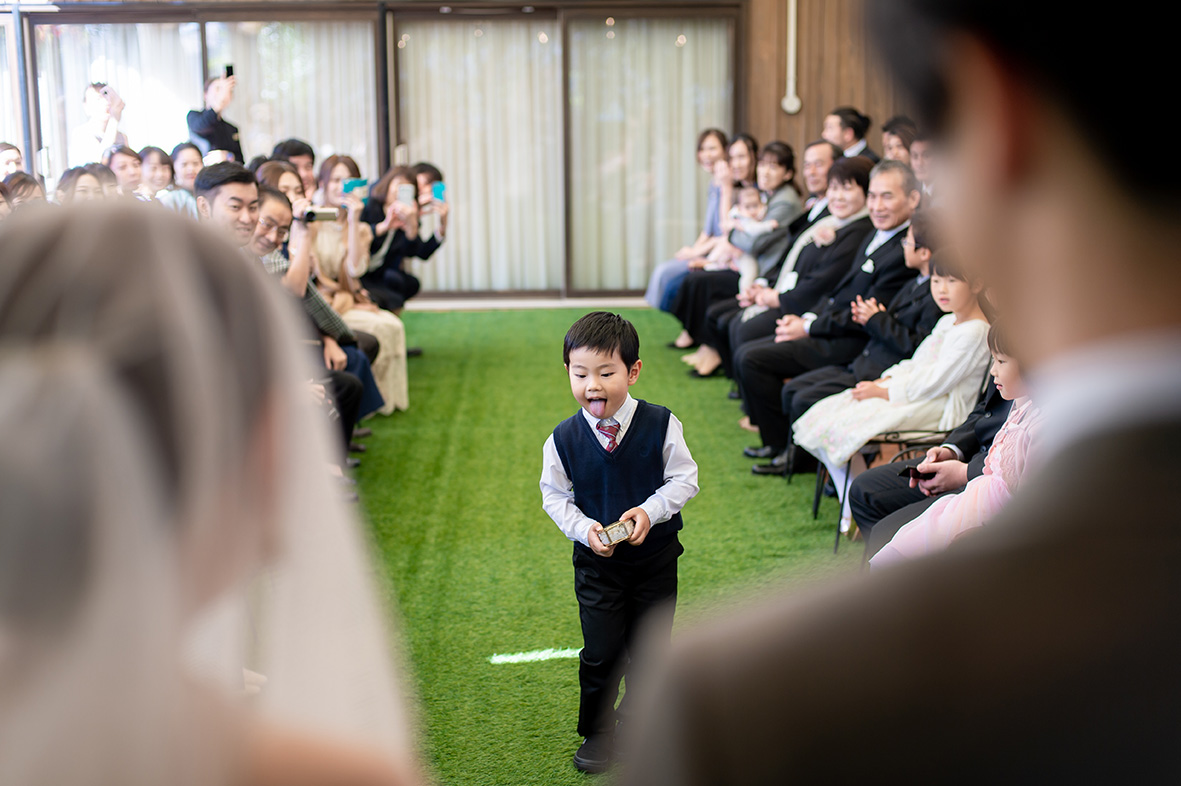 リングボーイの甥っ子ちゃんがお二人の元へ指輪をお届け！
