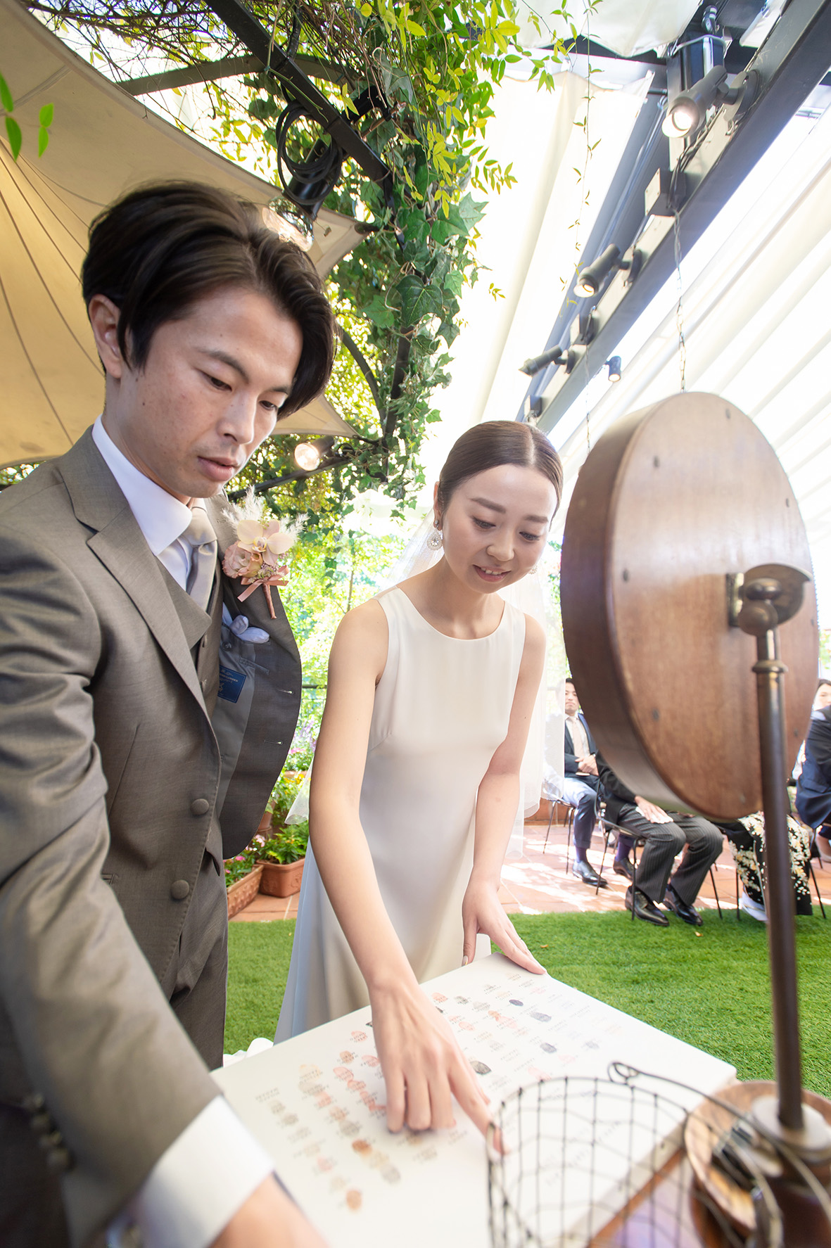 結婚証明書にお二人も証明のスタンプを押しました。