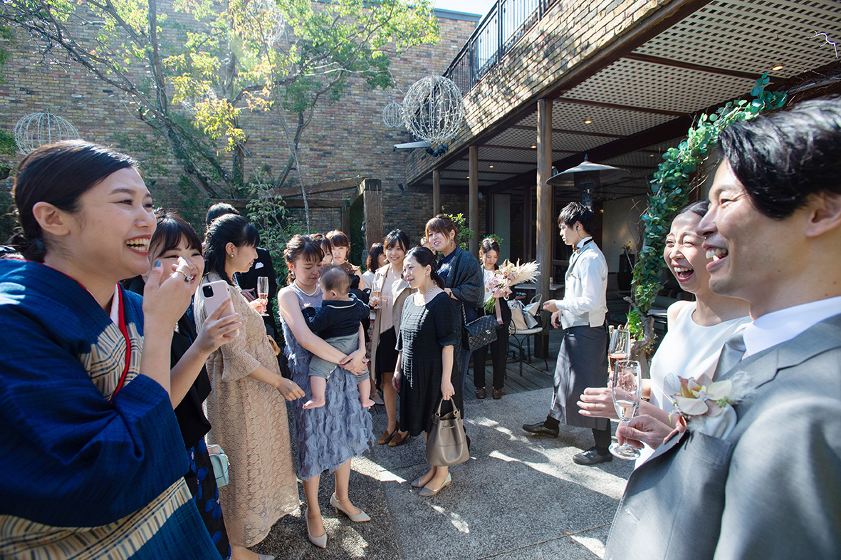 お庭でゲストの皆様とのお写真タイム。 ゲスト一人ひとりとゆっくり話せました。