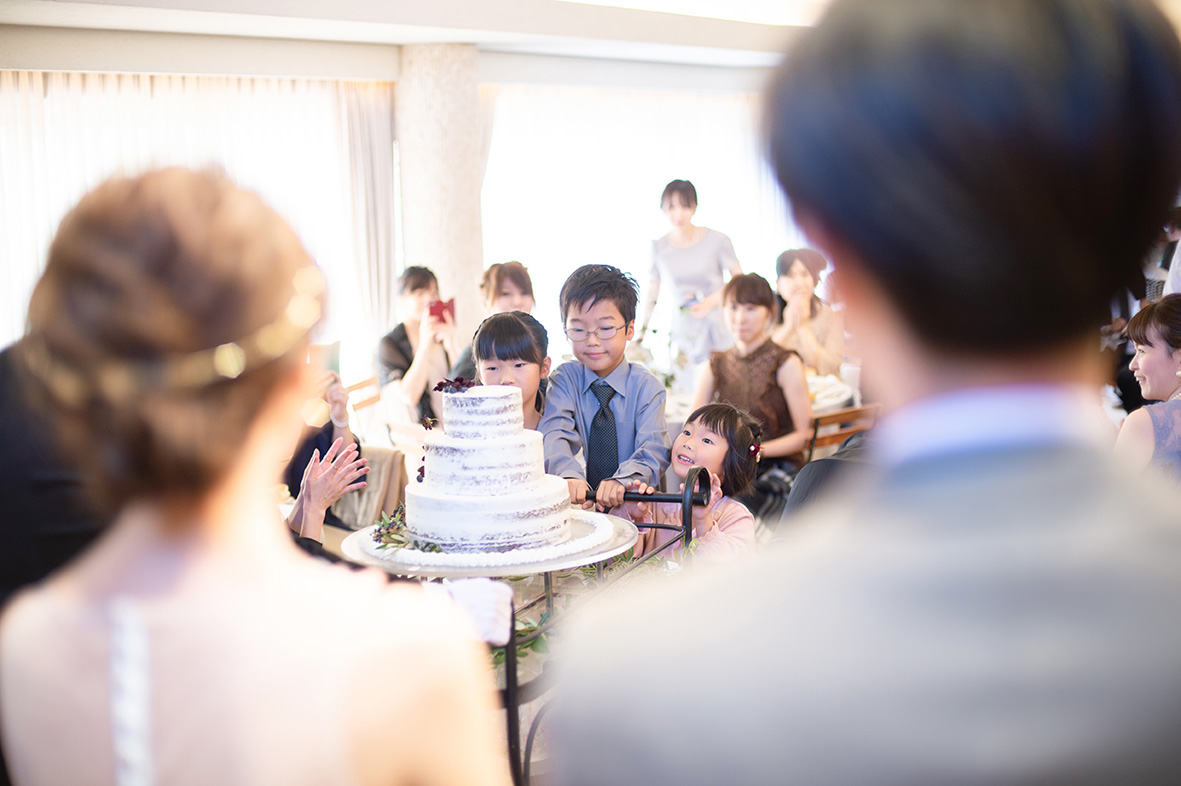 甥っ子姪っ子ちゃん達がウエディングケーキを運んできてくれました