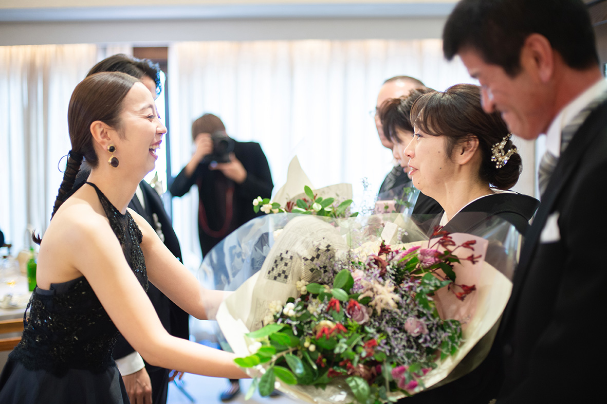 今までの「ありがとう」の気持ちを込めて花束を贈呈しました。