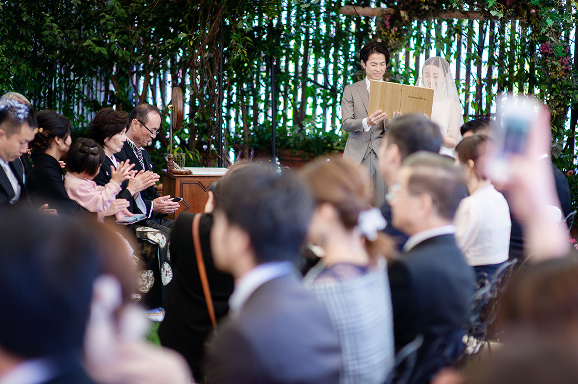 緑に囲まれたチャペルでゲストに結婚宣言をしました。